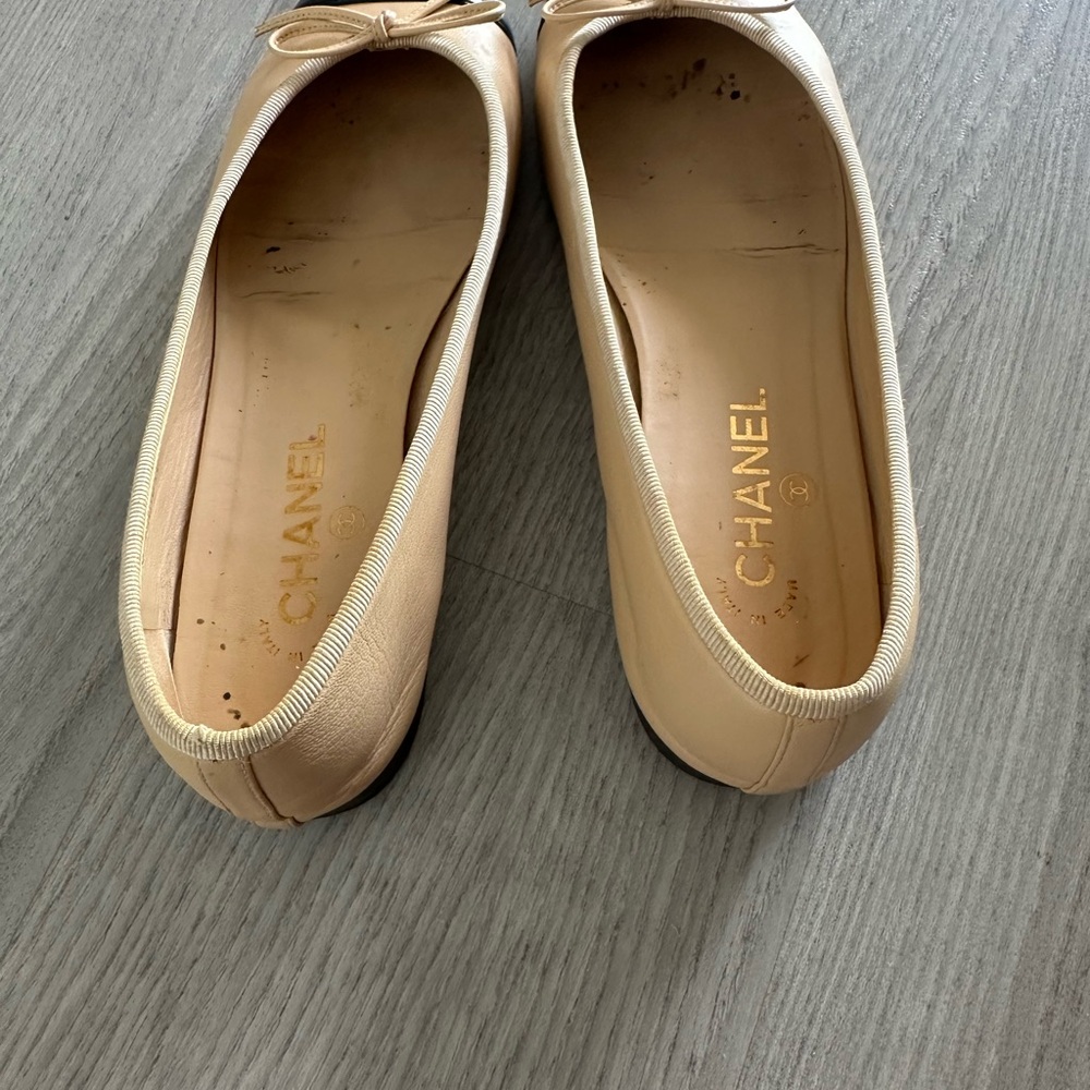 Chanel Women's Black and Tan Ballet Flats - Picture 5 of 7